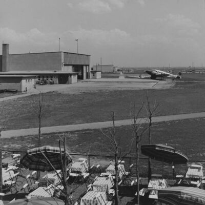 Bild vergr&ouml;&szlig;ern: "Flughafen Magdeburg-Süd", Leipziger Chaussee (heute: Ottersleber Chaussee/Otto-Lilienthal-Straße) - ab 1936 Nachfolger des im Mai 1929 eröffneten Flugplatzes an der Berliner Chaussee