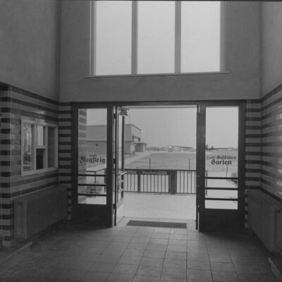 Bild vergr&ouml;&szlig;ern: "Flughafen Magdeburg-Süd", Leipziger Chaussee (heute: Ottersleber Chaussee/Otto-Lilienthal-Straße) - ab 1936 Nachfolger des im Mai 1929 eröffneten Flugplatzes an der Berliner Chaussee