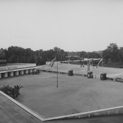 Bild vergr&ouml;&szlig;ern: Vorplatz zum Ausstellungsgelände und im Hintergrund der Heinrich-Heine-Platz, Rotehornpark