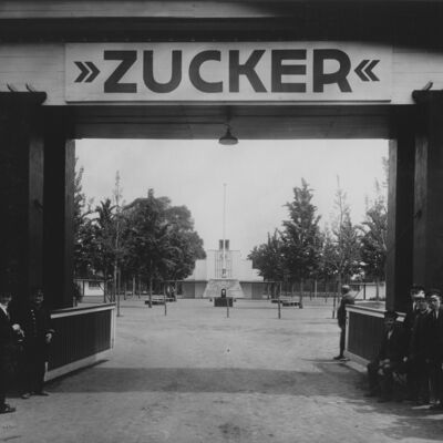 Bild vergr&ouml;&szlig;ern: "Der Zucker" 1925 - Eingang zum Ausstellungsgelände
