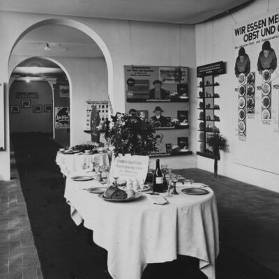 Bild vergr&ouml;&szlig;ern: "Deutsche Woche" 1931 - Stand des Landwirtschaftlichen Hausfrauenvereins