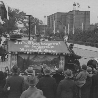 Bild vergr&ouml;&szlig;ern: "Deutsche Woche" 1931 - Geschäftswagen-Umzug