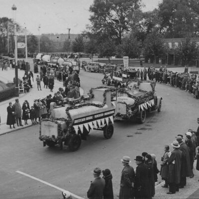 Bild vergr&ouml;&szlig;ern: "Deutsche Woche" 1931 - Geschäftswagen-Umzug