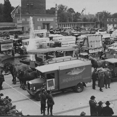 Bild vergr&ouml;&szlig;ern: "Deutsche Woche" 1931 - Geschäftswagen-Umzug
