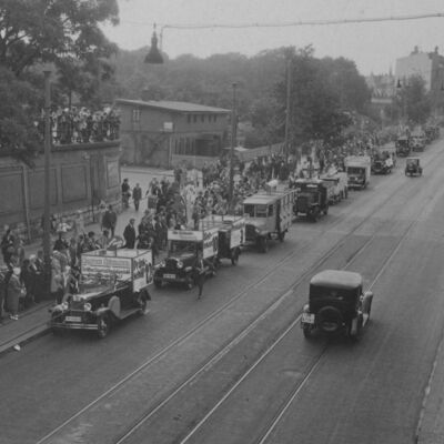 Bild vergr&ouml;&szlig;ern: "Deutsche Ware - Deutsche Woche" 1932 - Geschäftswagen-Umzug