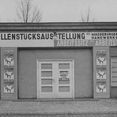 Bild vergr&ouml;&szlig;ern: "Arbeitssitz und Arbeitstisch", "Gesellenstückausstellung des Magdeburger Handwerks" und Ausstellung der Gewerblichen Berufsschule und der Heeresfachschulen 1932 - Eingang zur Ausstellungshalle
