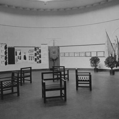 Bild vergr&ouml;&szlig;ern: "Arbeitssitz und Arbeitstisch", "Gesellenstückausstellung des Magdeburger Handwerks" und Ausstellung der Gewerblichen Berufsschule und der Heeresfachschulen 1932 - Ausstellungsbereich der Innungen