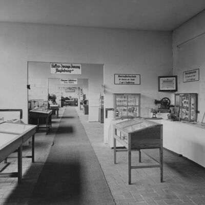 Bild vergr&ouml;&szlig;ern: "Arbeitssitz und Arbeitstisch", "Gesellenstückausstellung des Magdeburger Handwerks" und Ausstellung der Gewerblichen Berufsschule und der Heeresfachschulen 1932 - Ausstellungsbereich der Innungen