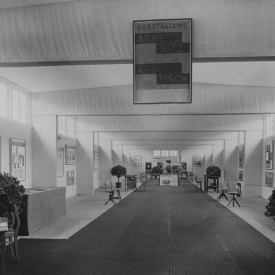 Bild vergr&ouml;&szlig;ern: "Arbeitssitz und Arbeitstisch", "Gesellenstückausstellung des Magdeburger Handwerks" und Ausstellung der Gewerblichen Berufsschule und der Heeresfachschulen 1932 -  Ausstellungshalle