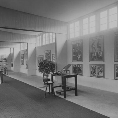 Bild vergr&ouml;&szlig;ern: "Arbeitssitz und Arbeitstisch", "Gesellenstückausstellung des Magdeburger Handwerks" und Ausstellung der Gewerblichen Berufsschule und der Heeresfachschulen 1932 - Ausstellungshalle