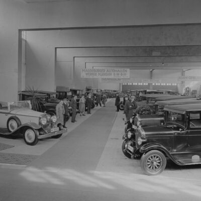 Bild vergr&ouml;&szlig;ern: "Autobörse" 1931 - Fahrzeuge in Halle 3 und 4