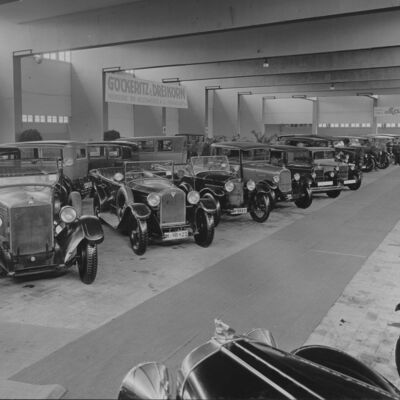 Bild vergr&ouml;&szlig;ern: "Autobörse" 1931 - Fahrzeuge in Halle 3 und 4
