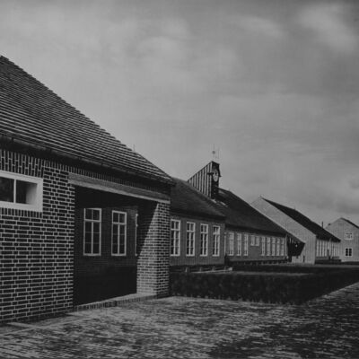 Bild vergr&ouml;&szlig;ern: Volksschule Rothensee, Gesamtansicht von Südost