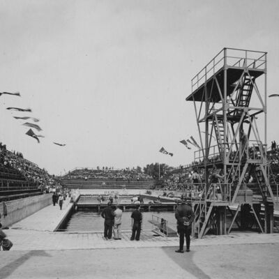 Bild vergr&ouml;&szlig;ern: "Europakampfbahn" zu den Schwimmeuropameisterschaften am Stadion Neue Welt, Berliner Chaussee. Bereits im September 1929 gab es konkrete Ideen für eine "Kampfschwimmbahn" auf dem Gelände.