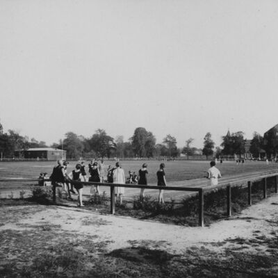 Bild vergr&ouml;&szlig;ern: Kinder auf dem Jahnsportplatz, Werner-Fritze-Straße (heute: Erich-Weinert-Straße)