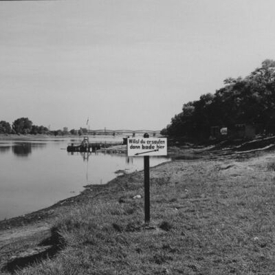 Bild vergr&ouml;&szlig;ern: "Willst du ersaufen dann bade hier". Warnschild am Ostufer der Alten Elbe unterhalb vom Herrenkrug